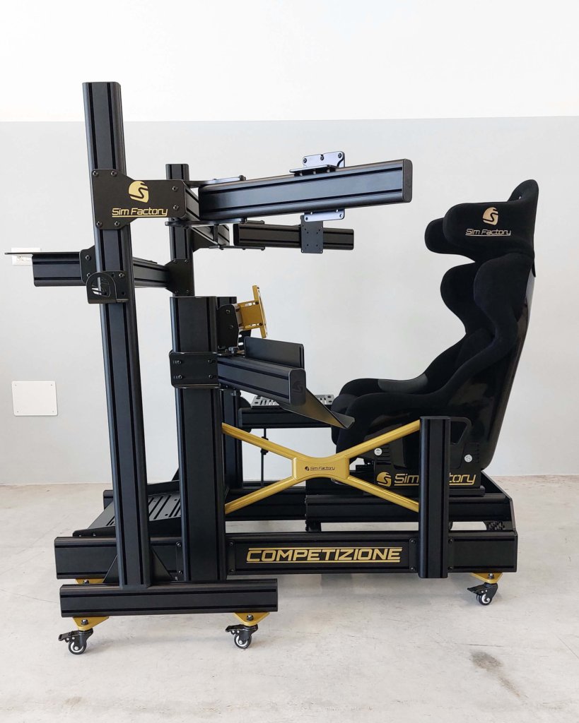 Postazione di guida per sim racing con struttura in alluminio e triplo monitor
