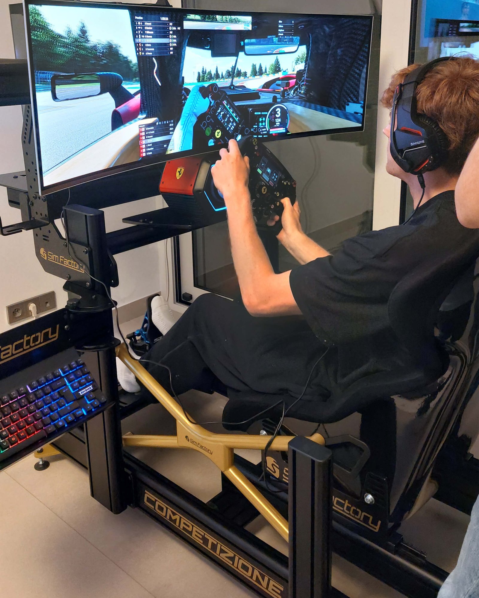 Postazione di guida simulata in stile GT per esperienze immersive