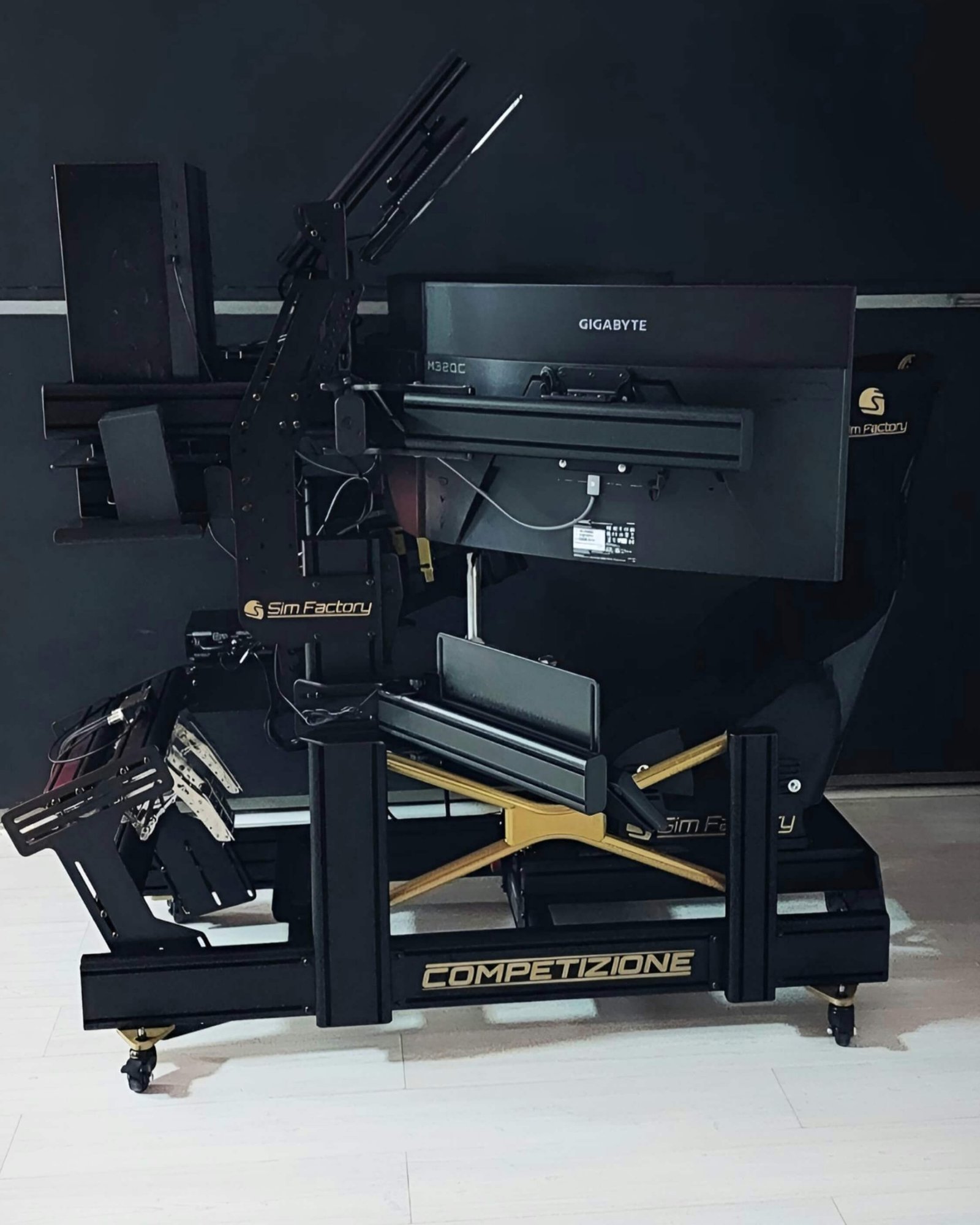 Postazione sim racing di fascia alta con pedaliera load cell e sedile racing