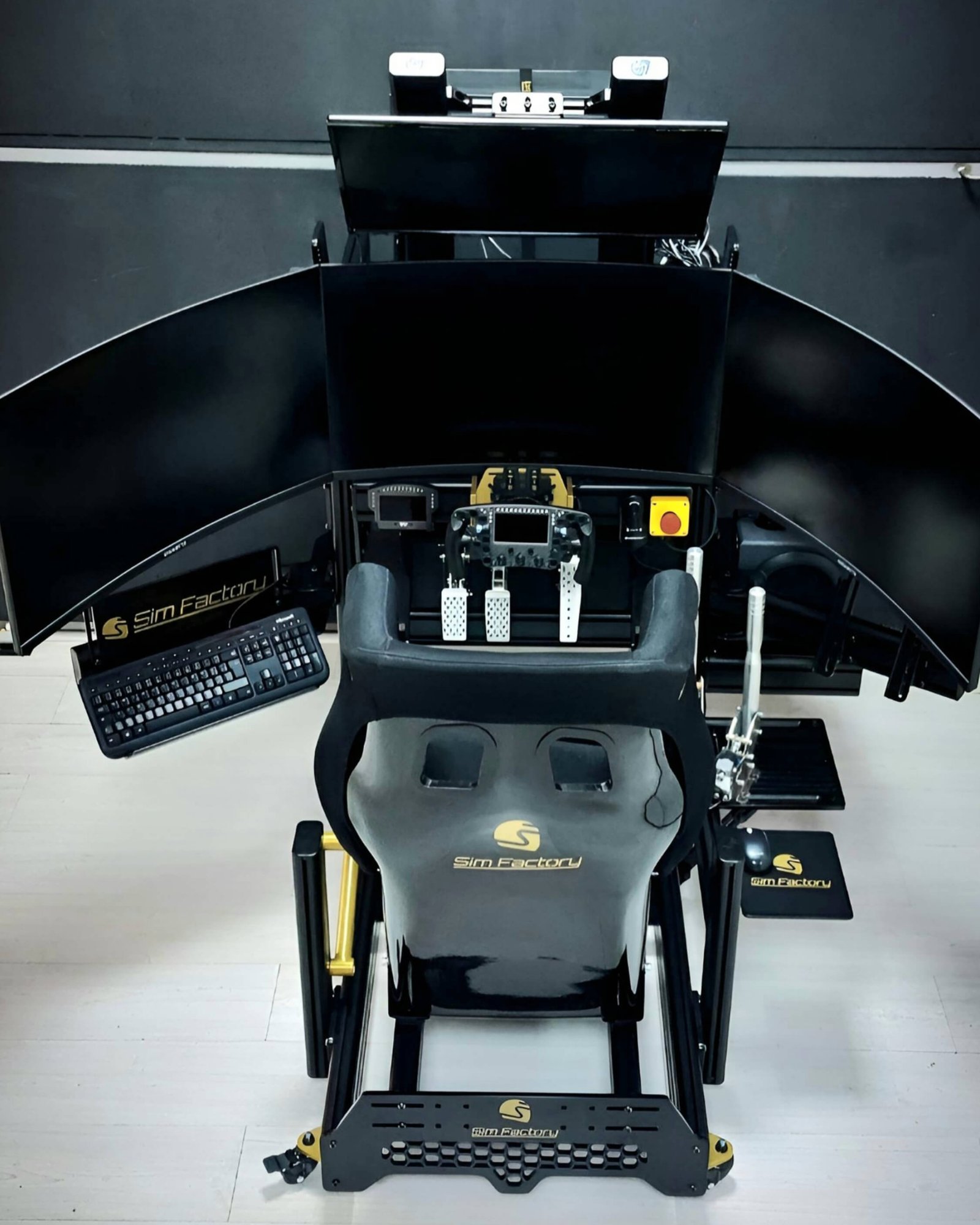 Simulatore di guida completo con postazione professionale e volante Direct Drive