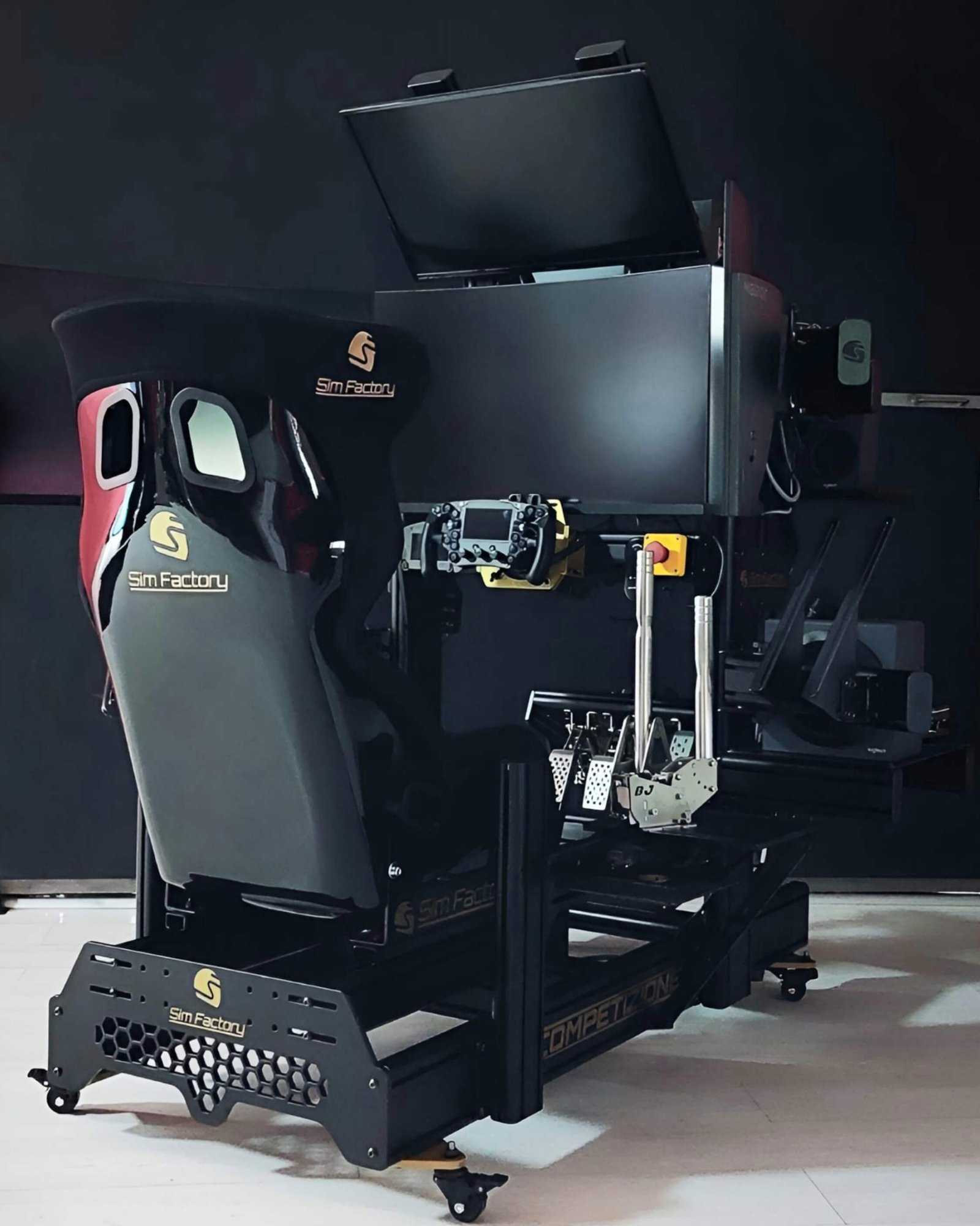 Postazione simracing avanzata con freno a mano e cambio sequenziale