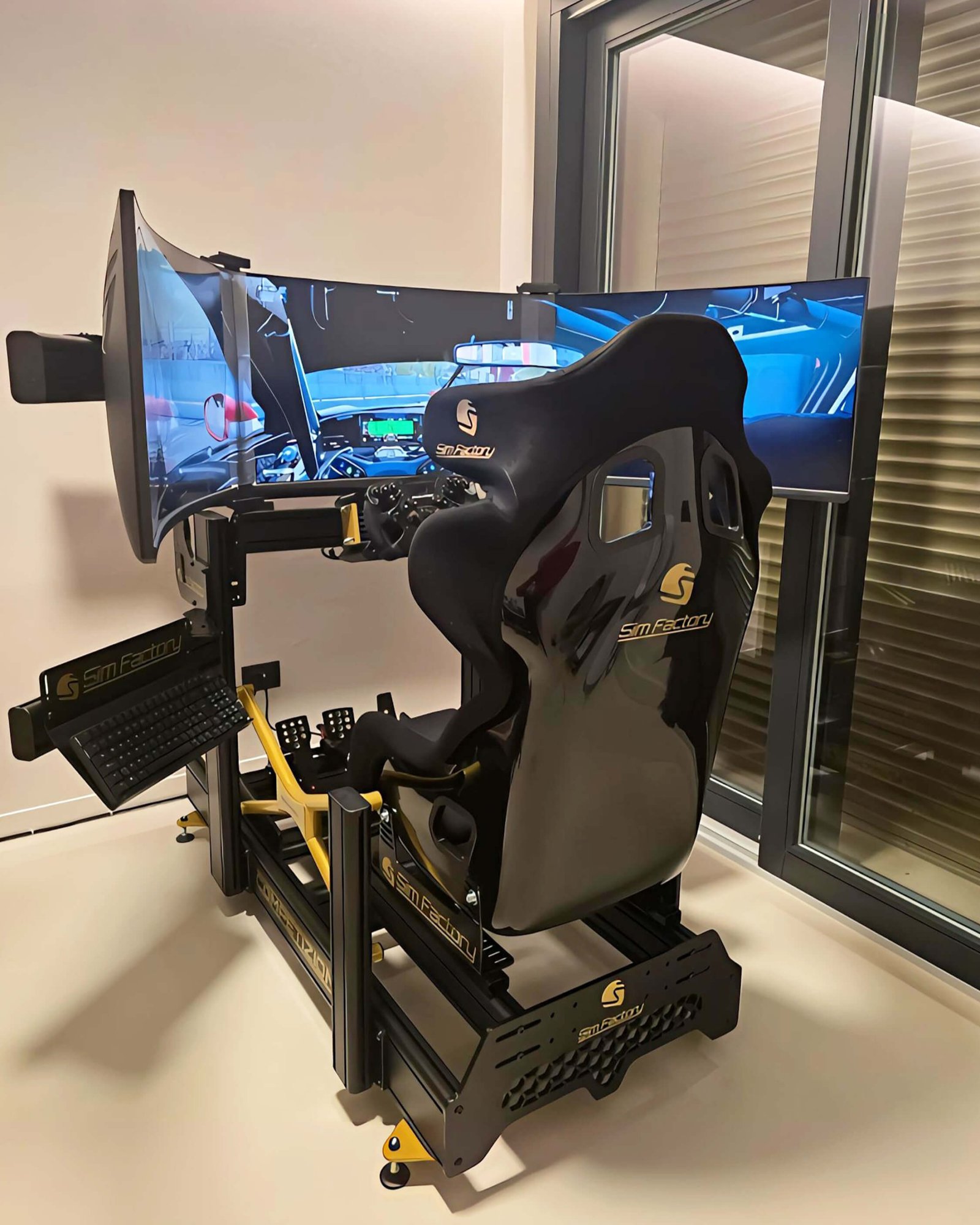 Postazione di guida per sim racing con struttura in alluminio e triplo monitor