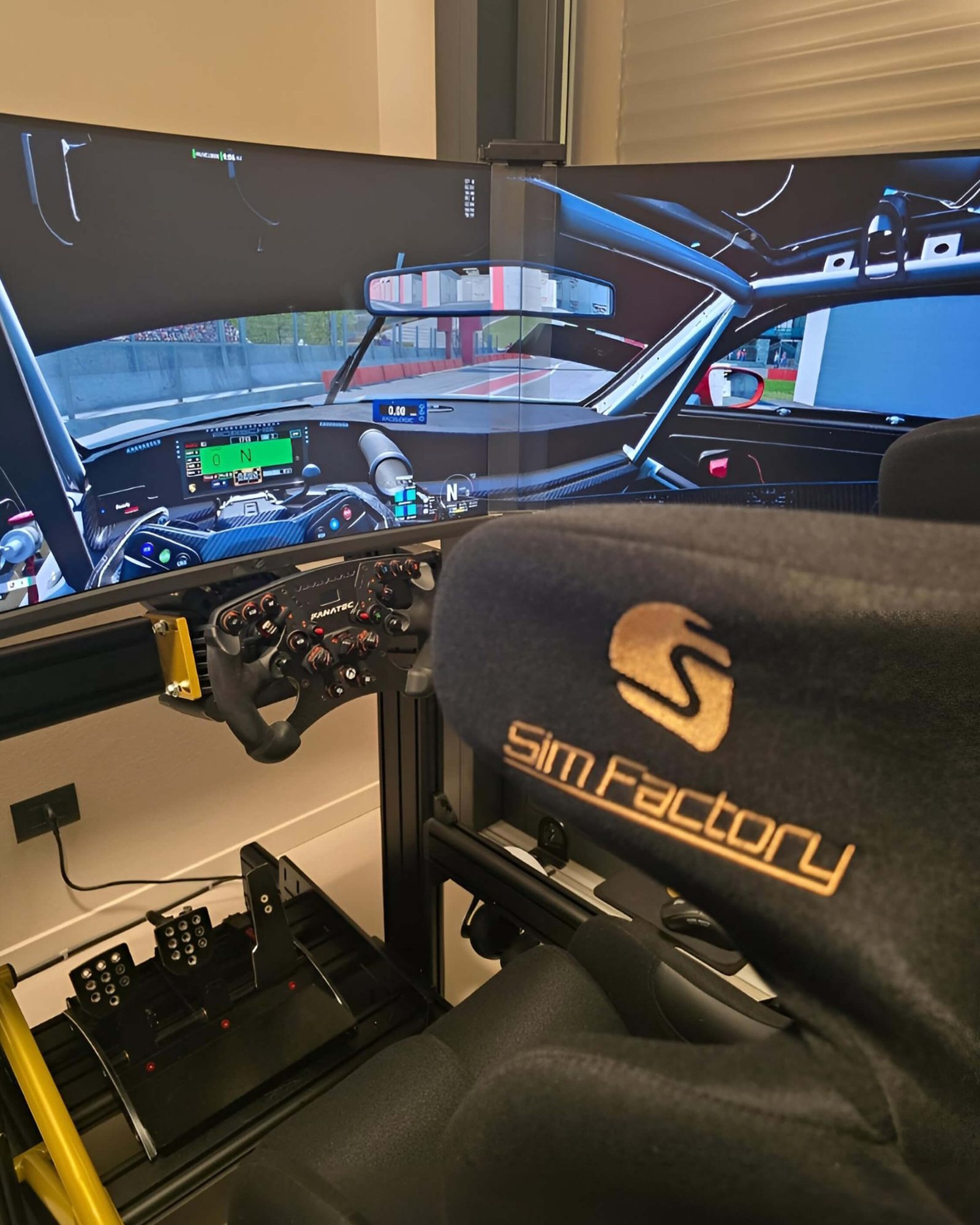 Postazione sim racing di fascia alta con pedaliera load cell e sedile racing