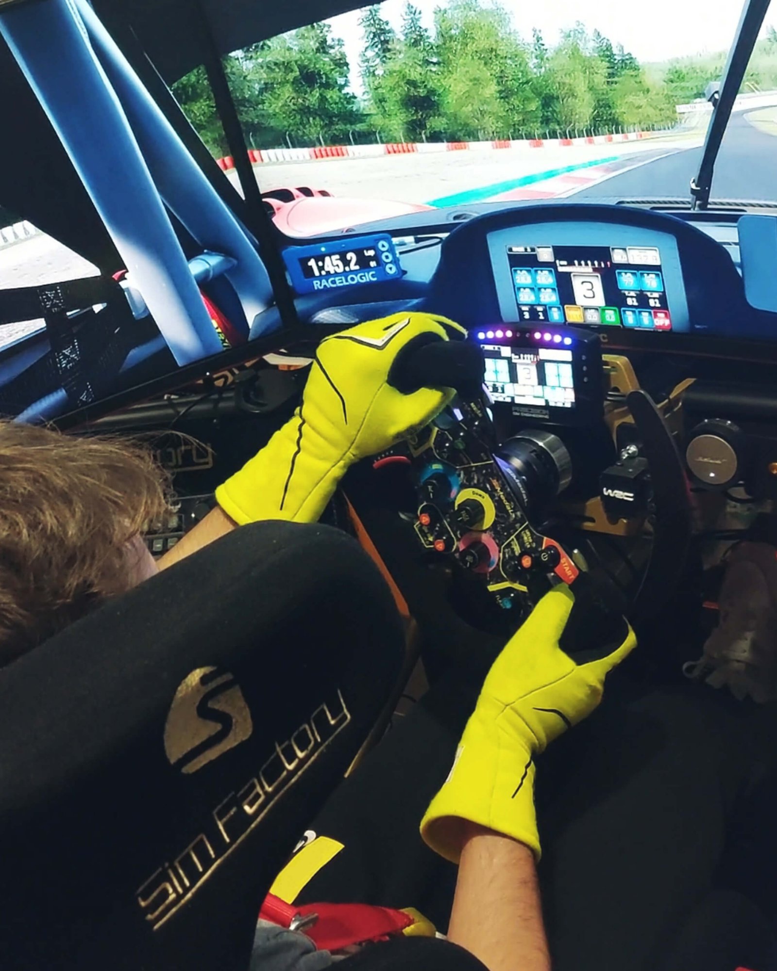 Simulatore di guida completo con postazione professionale e volante Direct Drive