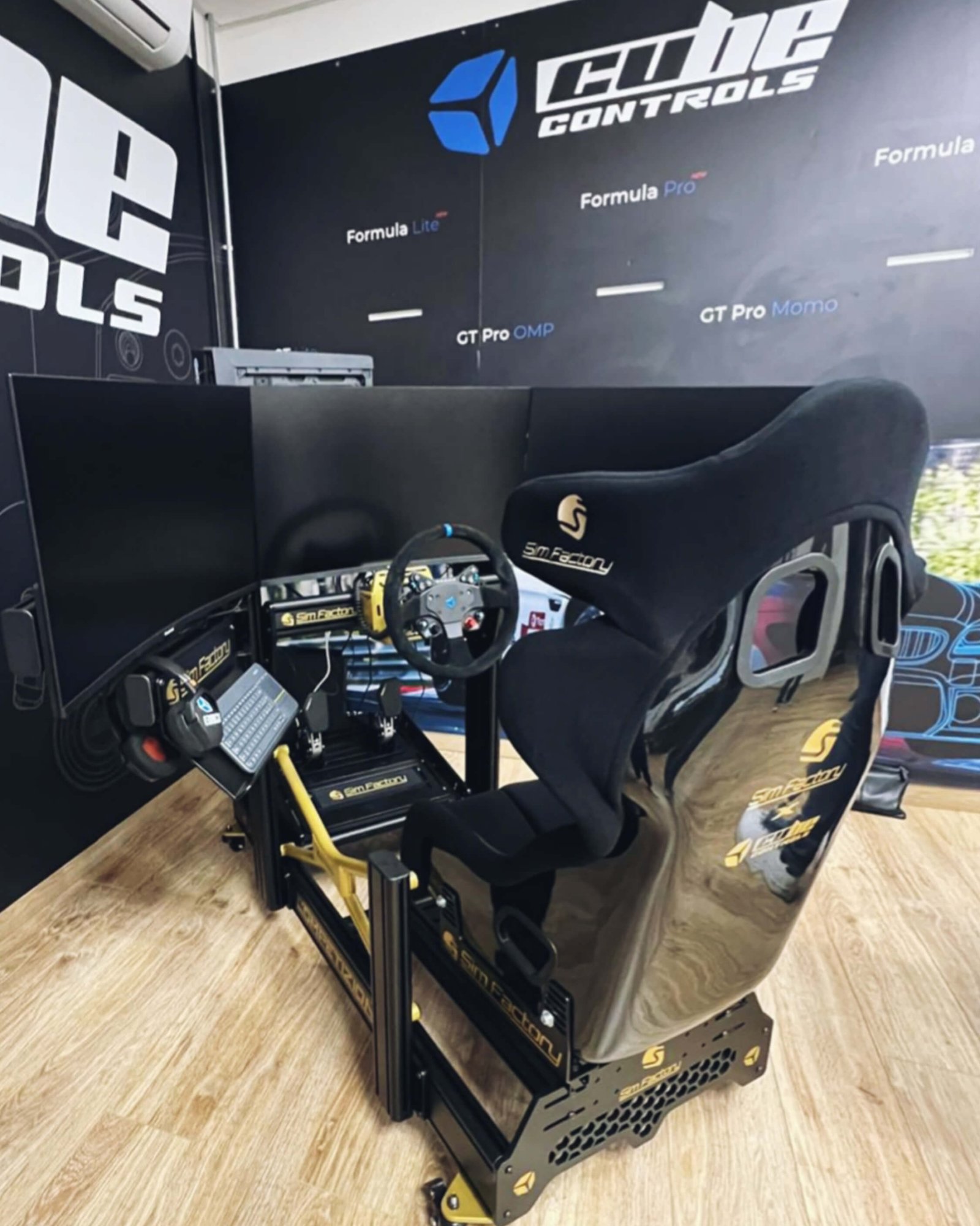 Postazione simracing di fascia premium con struttura rigida e regolabile