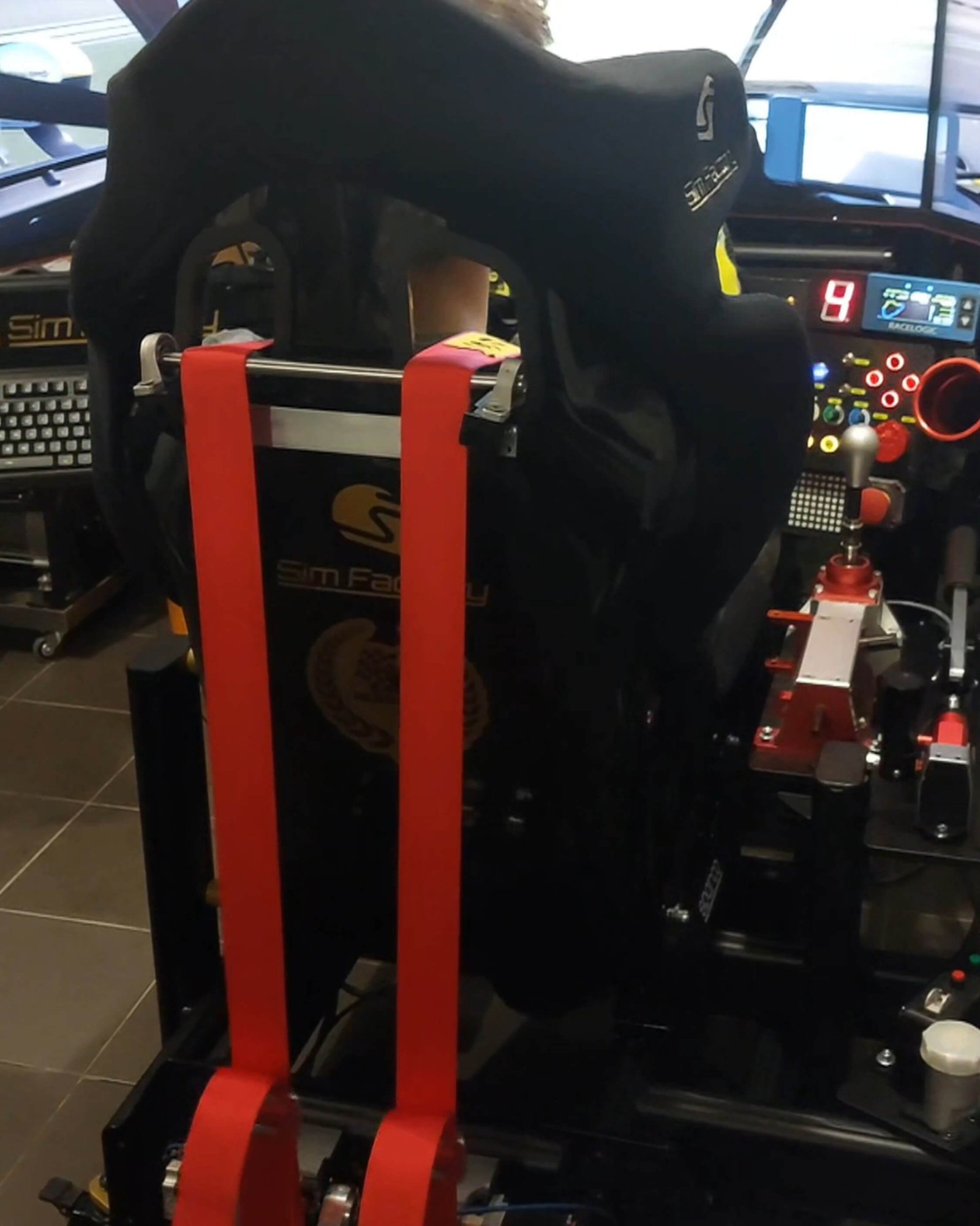 Simulatore di guida ad alte prestazioni per appassionati di motorsport virtuale