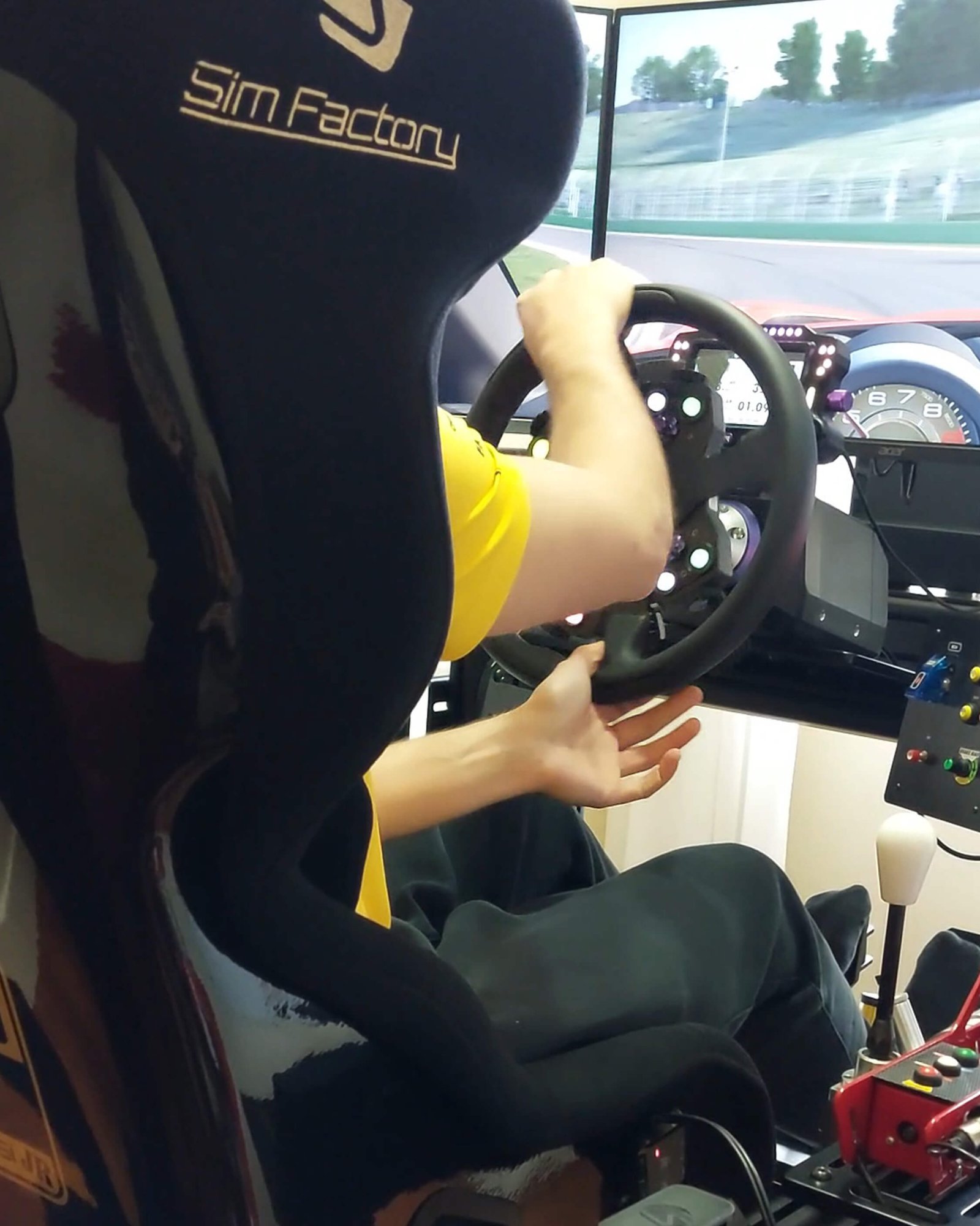 Simulatore di guida ad alte prestazioni per appassionati di motorsport virtuale