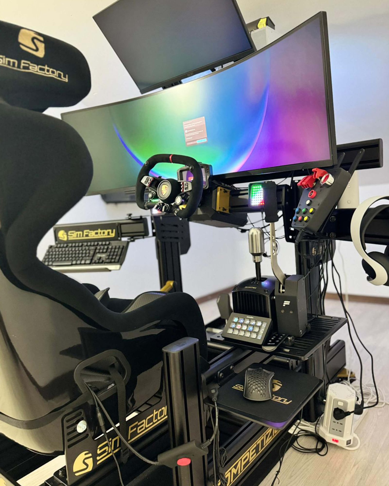 Postazione simracing di fascia premium con struttura rigida e regolabile