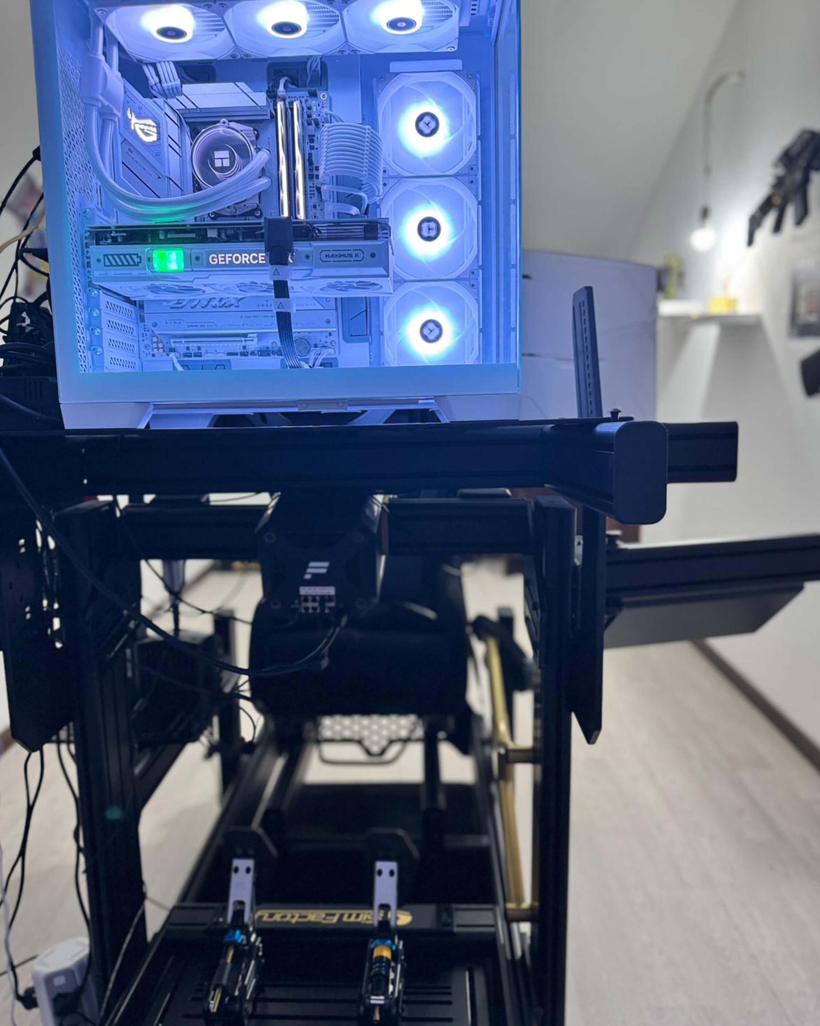 Simulatore di guida PC con configurazione personalizzabile e accessori high-end